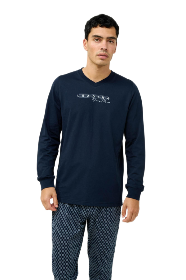 Vamp ανδρική χειμερινή πυζάμα με γεωμετρικό σχέδιο και λαιμόκοψη V 23672 Vamp ανδρική χειμερινή πυζάμα με γεωμετρικό σχέδιο και λαιμόκοψη V 23672