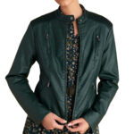 Attrattivo γυναικείο μπουφάν δερματίνης με τσέπες 9921732