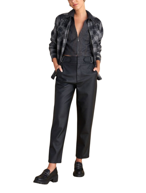 Attrattivo γυναικείο παντελόνι δερματίνης με αγκράφες 9921530 Attrattivo γυναικείο παντελόνι δερματίνης με αγκράφες 9921530