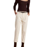 Attrattivo γυναικείο παντελόνι chino με ζώνη 9913003G
