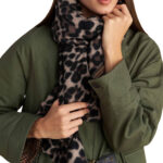 Attrattivo γυναικείο κασκόλ animal print 9J23141